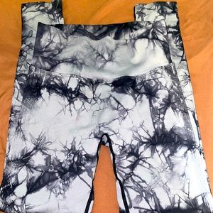 BLACK TIE-DYE LEGGINGS